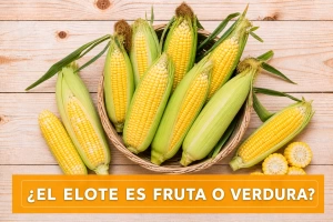 Elote en mazorca sobre fondo de hojas verdes