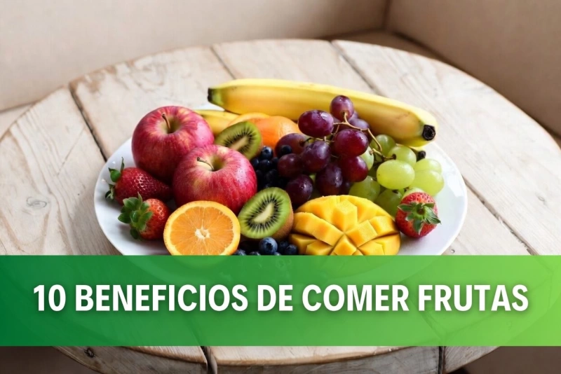 Variedad de frutas frescas en una mesa de madera clara