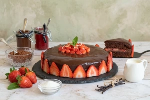 Tarta de chocolate y fresas decorada con fresas frescas