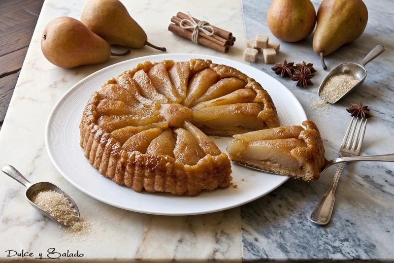 Deliciosa tarta tatin de pera dorada y caramelizada
